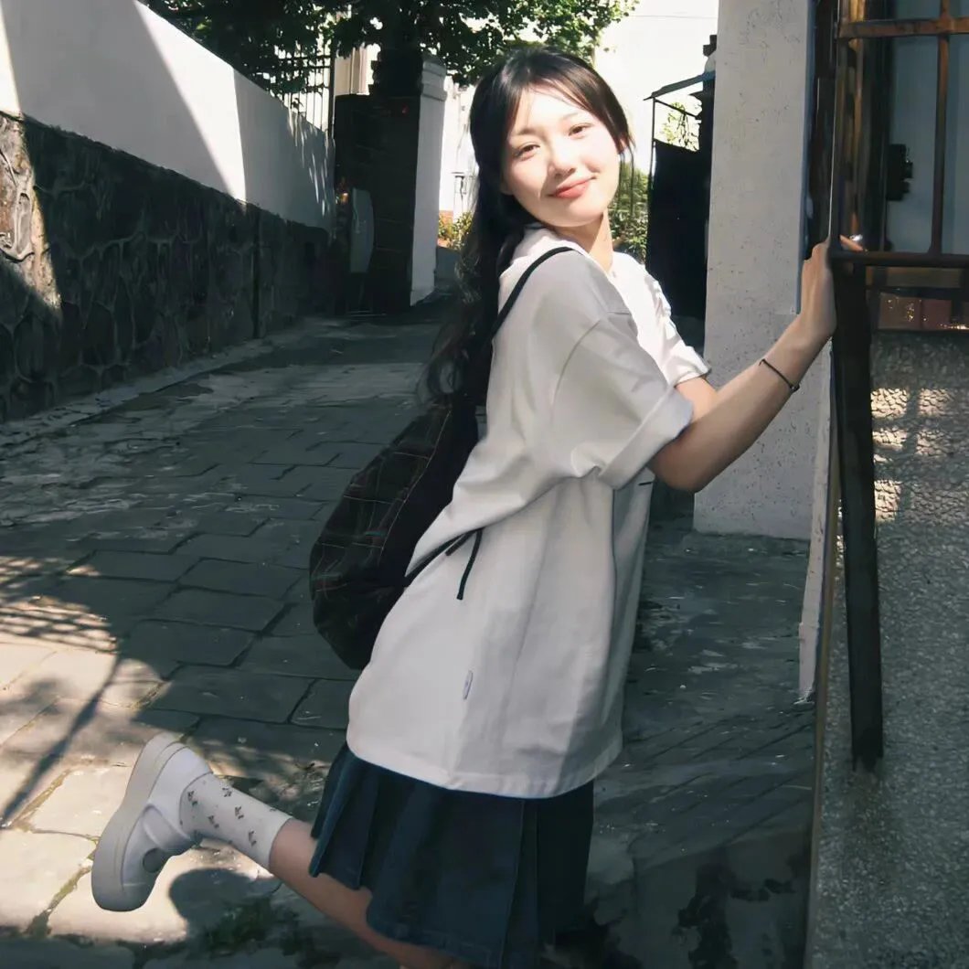弱比少男闯女校